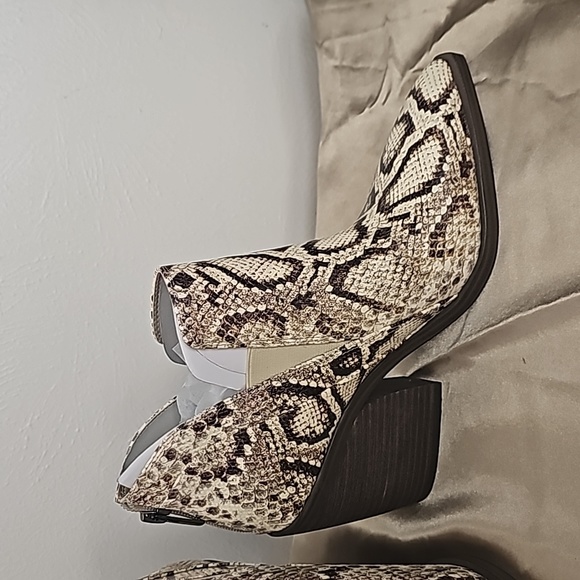 NEW Vince Camuto snake print leather ankle booties high heel back zipper - Picture 3 of 12